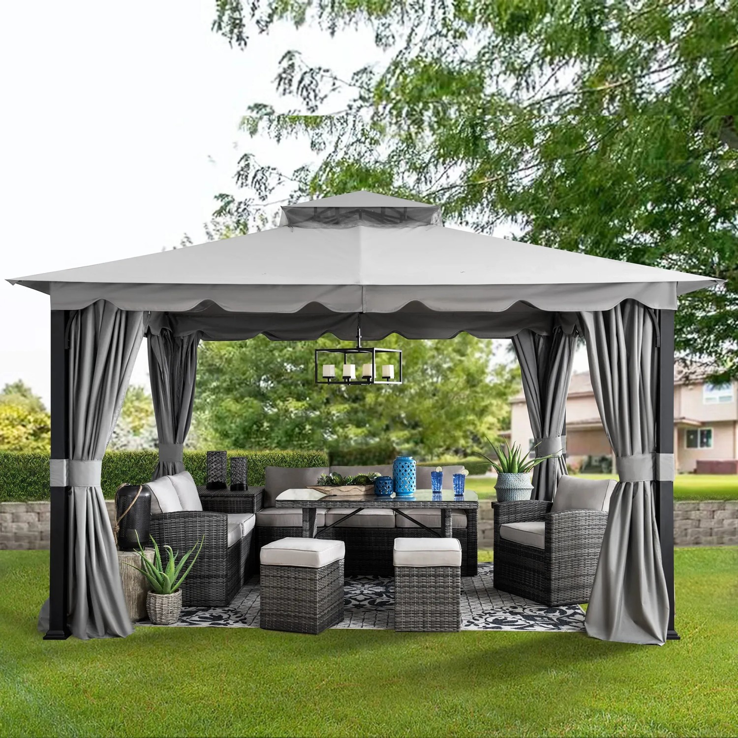 Grauer Sunjoy Gazebo Stoj Pavillon (336x402 cm) mit Vorhängen und Möbeln im Garten.