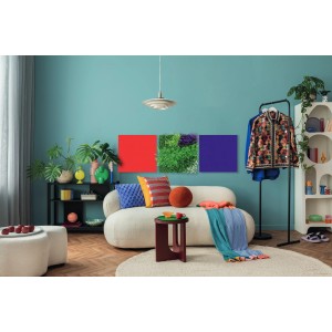 Wandpaneele Modular Wall Pet Violet, rote, grüne und blaue Elemente als Wanddekoration im Wohnraum.