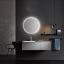 Runder LED-Lichtspiegel Bright Circle (Ø 50 cm) von DSK Design im modernen Badezimmer.
