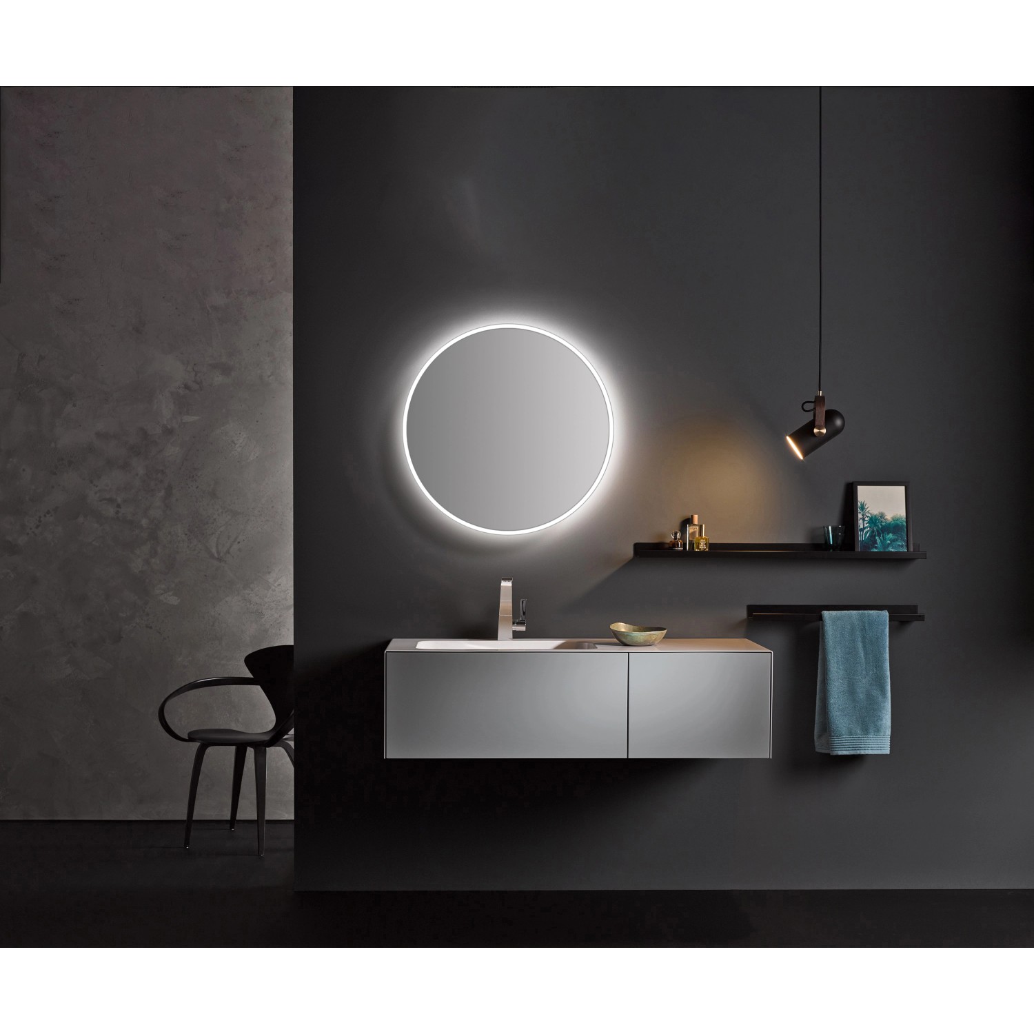 Runder LED-Lichtspiegel Bright Circle (Ø 50 cm) von DSK Design im modernen Badezimmer.
