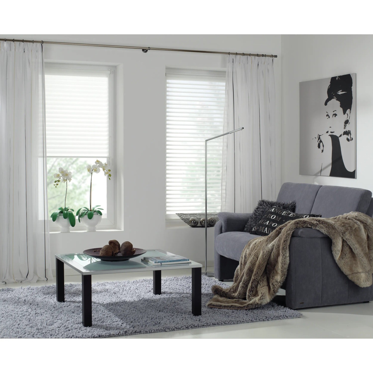 Wohnzimmer mit Gardinia Chicago Gardinenstange in Titan, 200 cm, und weißen Vorhängen.