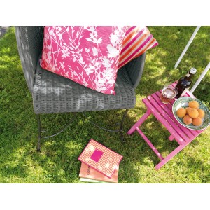 Gartenmöbel mit anthrazit Kreidefarbe lackiert, mit Deko auf Rasen. Ideal für DIY Projekte.