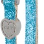 Glitzerndes, blaues Trixie Katzenhalsband mit Glöckchen und Herzanhänger.