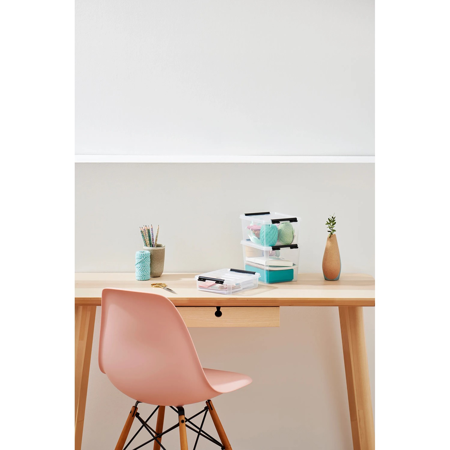 Stapelbare SmartStore Aufbewahrungsbox Classic 1 l mit Deckel auf Schreibtisch.