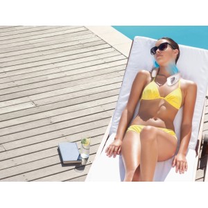 Frau mit Livington Cool2Go Klimagerät am Pool.