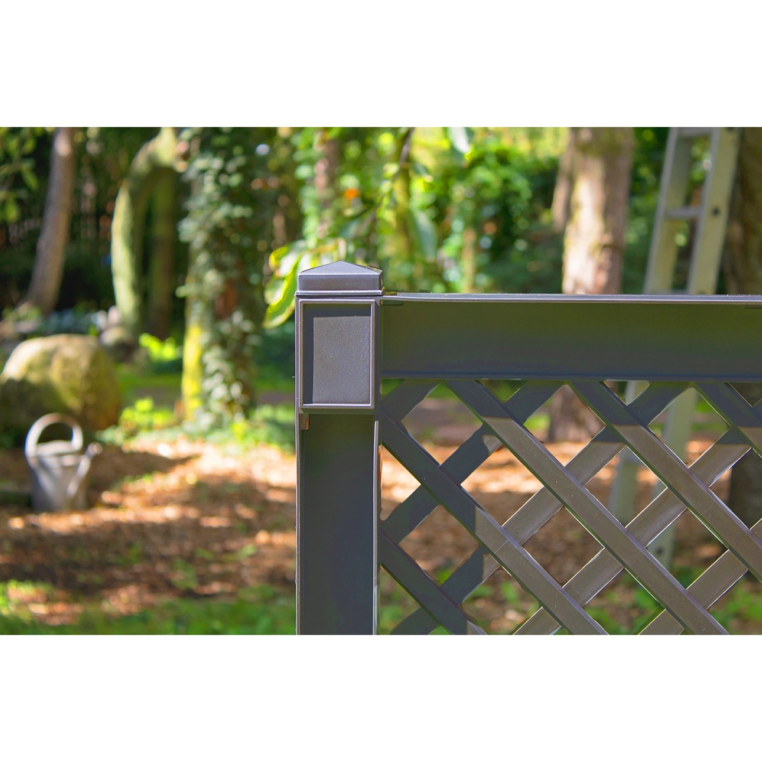 Detailansicht: Anthrazitfarbenes KHW Spalier 2er-Set mit Erdspieß im Garten.