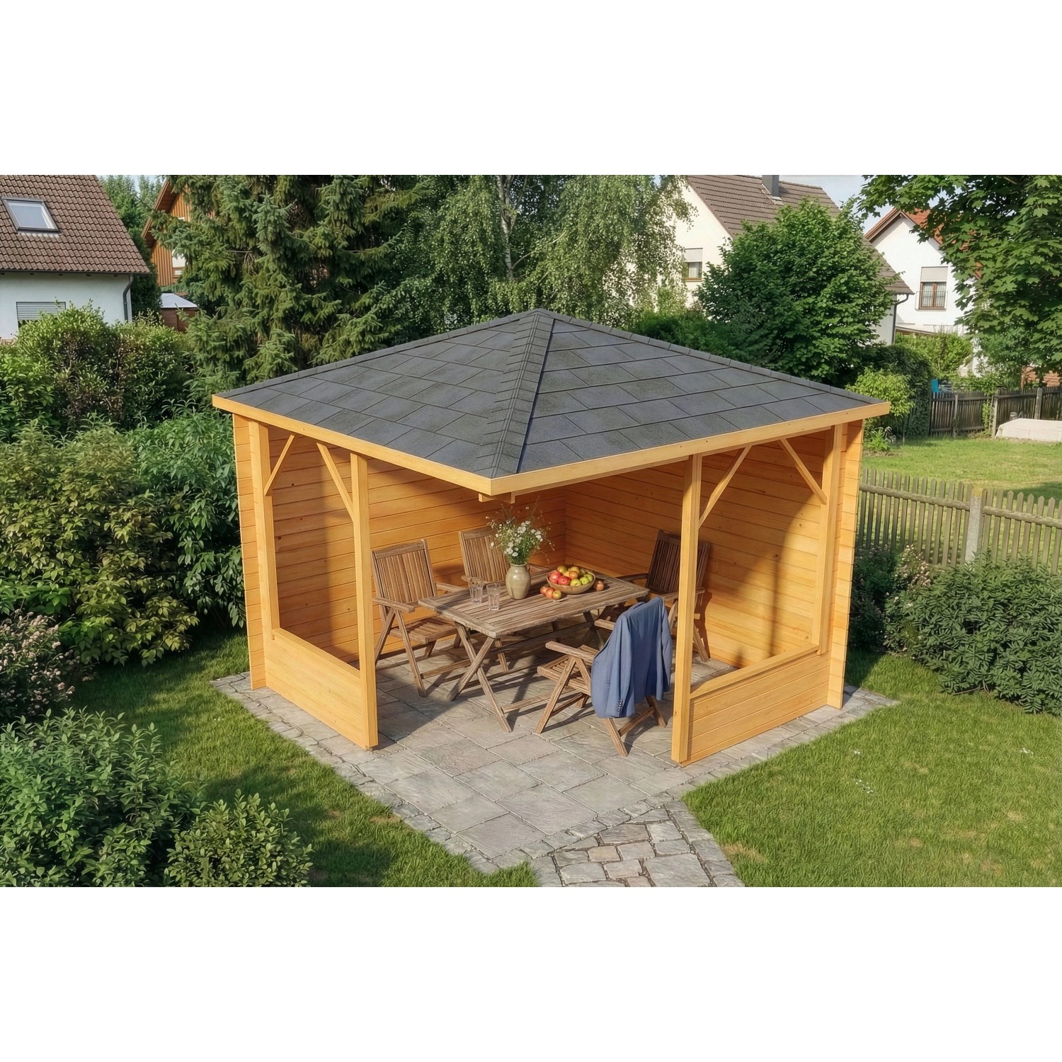 Imprägnierte 5-Eck Gartenlaube Maik-28 Natur, 325x325 cm mit Tisch und Stühlen.