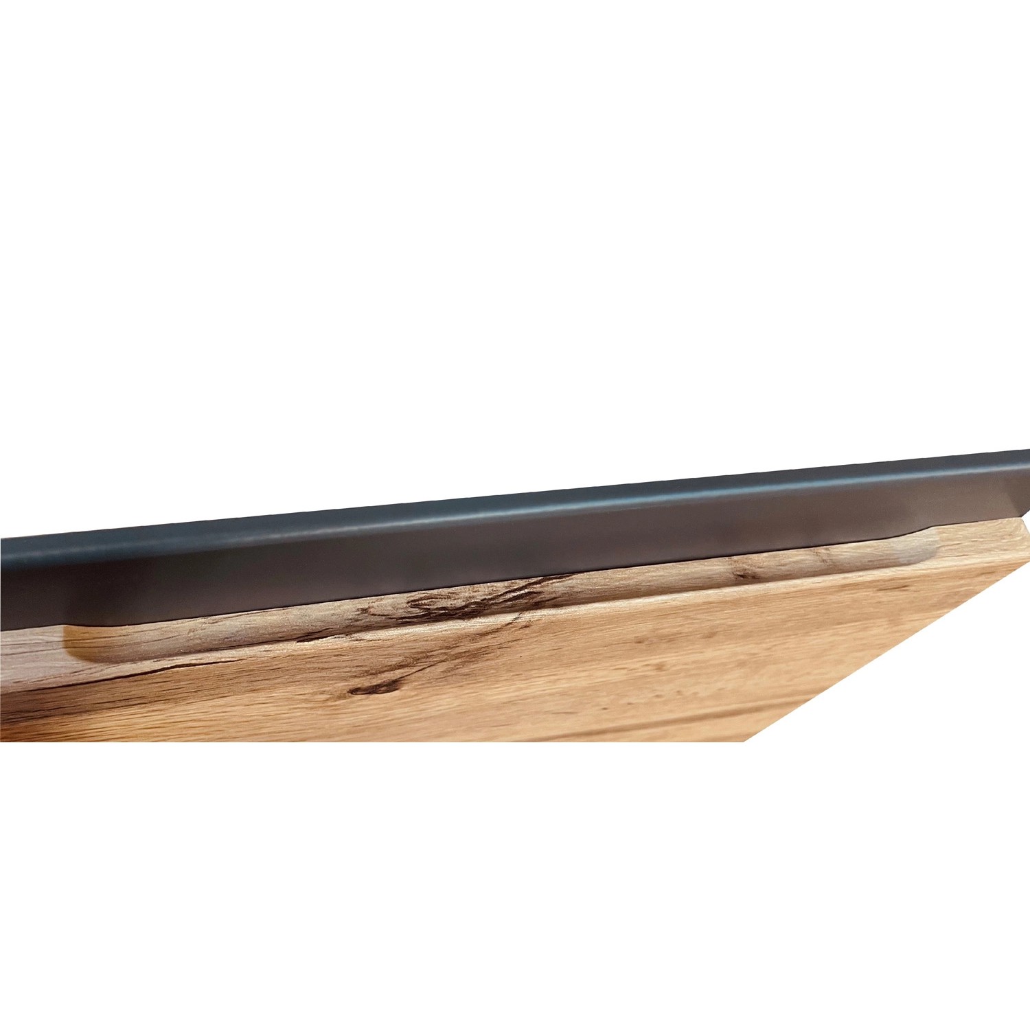 Detailansicht: Arbeitsplatte der Held Möbel Winkelküche Turin in Wotaneiche mit Graphit-Kante.