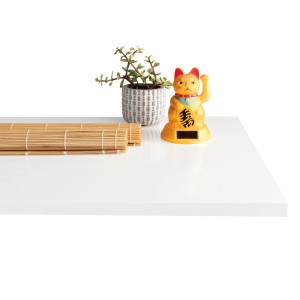 Weiße Möbelbauplatte (260x20x1,9 cm) mit Deko. Ideal für Regale und Möbelbau.