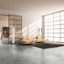 Heller Wohnraum mit Classen Ceramin Fliesen Neo Vario Breccia in Steinoptik als Bodenbelag.