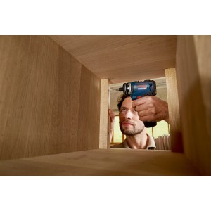 Mann schraubt mit Bosch Professional Akku-Bohrschrauber GSR 12V-35 FC in Holzkonstruktion.