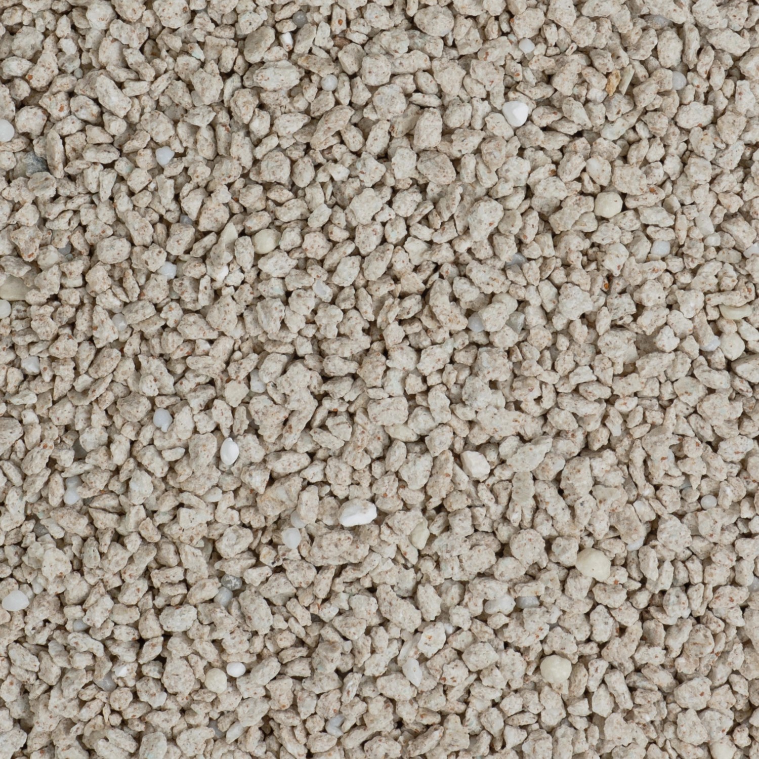 Nahaufnahme: Compo Rasen-Langzeitdünger, Granulat für Rasendüngung.