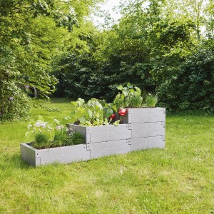 Juwel Timber Pflanztreppe: Dreistufiges Hochbeet in Holzoptik, bepflanzt mit Kräutern und Gemüse.