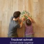 Vater und Kind puzzeln auf gereinigtem Parkettboden. Bona Parkettreiniger für schnelle Trocknung.