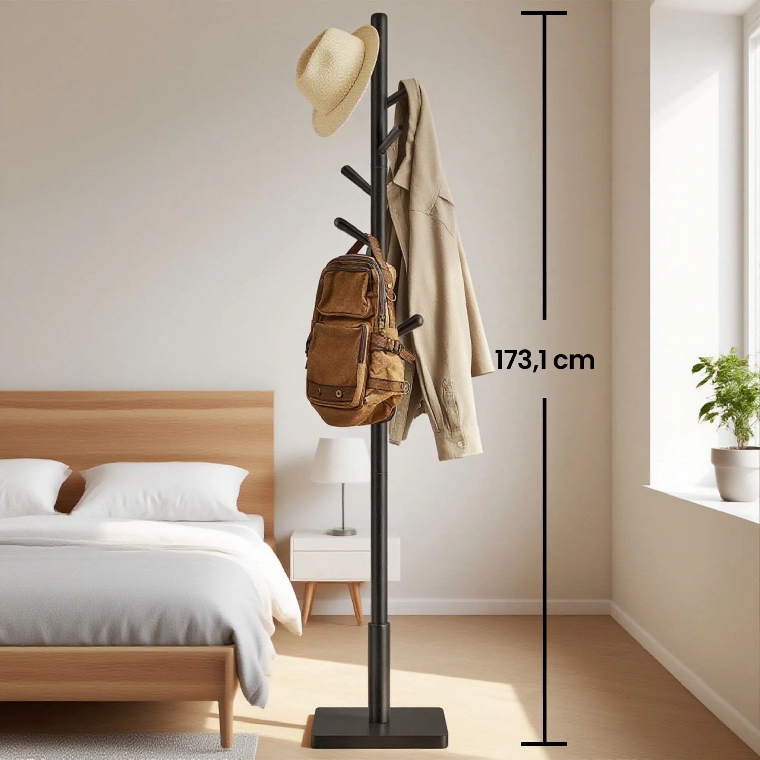 Schwarzer Songmics Kleiderständer Andi, 173 cm, 8 Haken, quadratischer Sockel, mit Hut und Jacke im Schlafzimmer.