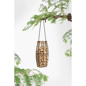 SingingFriend Vogelfutter-Spender Faya aus Rattan, hängend an einem Baum.