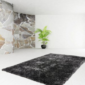 Anthrazitfarbener Hochflorteppich Dallas 80x150 cm im modernen Wohnraum.
