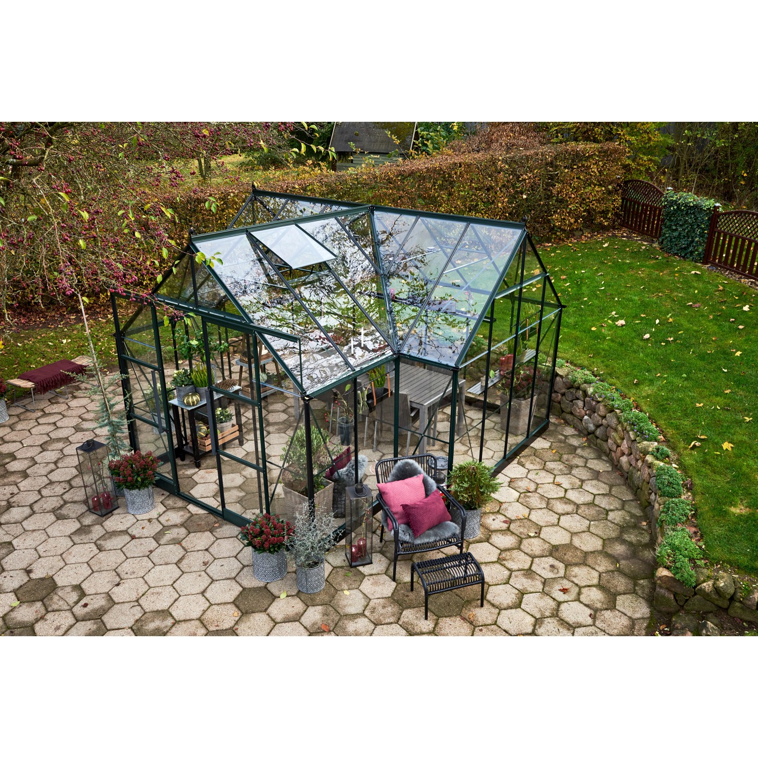 Halls Gewächshaus Garden Room, 12,9 m², grün, mit Glasfront und Aluminiumrahmen im Garten.