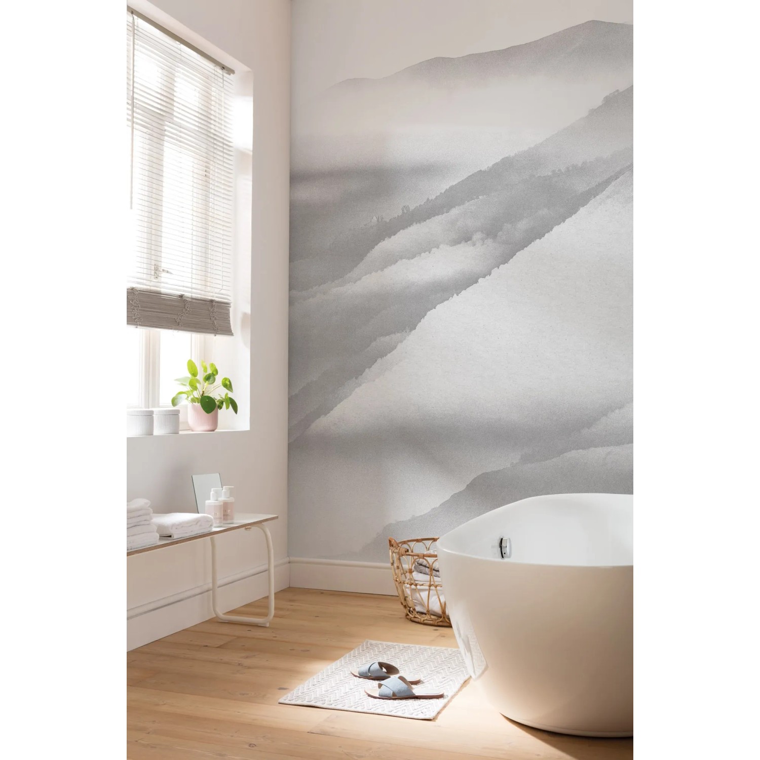 Komar Vlies Fototapete White Noise Mountain im Badezimmer, 200x280 cm, graue Berglandschaft.