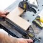 Stanley FatMax Werkbank mit Holz und Zwingen in Nutzung.