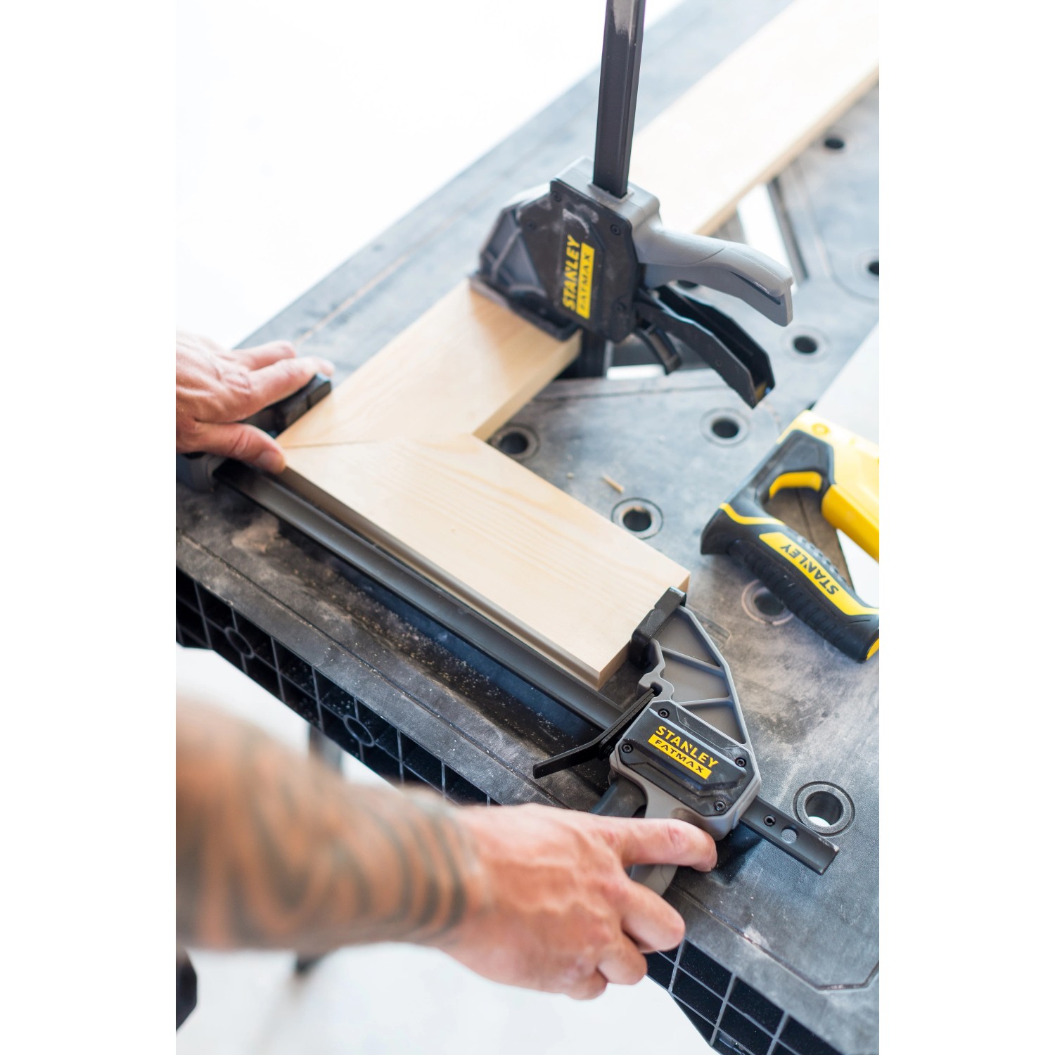 Stanley FatMax Werkbank mit Holz und Zwingen in Nutzung.