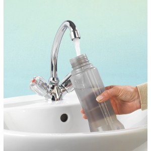 Wenko Sprüh-Mop: Befüllen des Tanks unter einem Wasserhahn im Waschbecken.