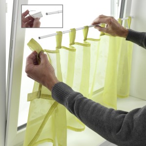 Weiße Gardinia Klemmvitrage (Ø 10/12 mm) am Fenster mit grünem Vorhang, Montage ohne Bohren.