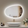 Asymmetrischer Emke LED Badspiegel 65x45 cm mit dimmbarer Beleuchtung, Anti-Beschlag und Touch-Steuerung im modernen Bad.