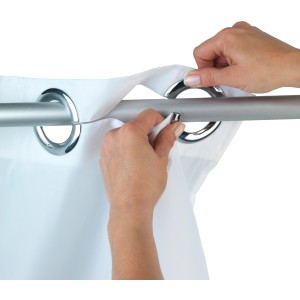 Detailaufnahme: Weiße Wenko Duschvorhang Comfort Flex Anbringung an Duschstange mit Ringen.