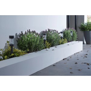 Luxform Solar-Steckleuchte Rennes AYR 5lm im Beet, ideal zur Wegbeleuchtung im Garten.