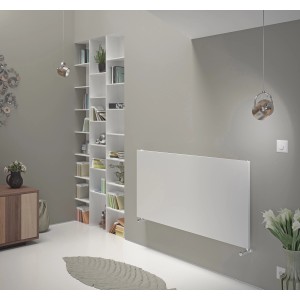 Weißer Ximax Raumheizkörper P1 Plan Horizontal (595x1200 mm, 609 Watt) an grauer Wand im Wohnraum.
