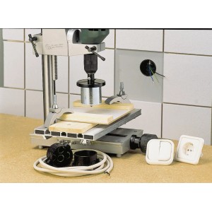 LUX HM-Bohrkrone 67 mm im Einsatz mit Bohrmaschine, Zubehör und Wanddurchbruch.