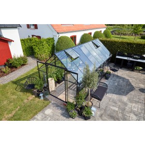Schwarzes Halls Gewächshaus Qube+ 816 mit geöffneten Fenstern im Garten.