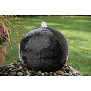 Schwarzer Silex Terrazzo Quellstein Kugel Gartenbrunnen mit Wasserfontäne.