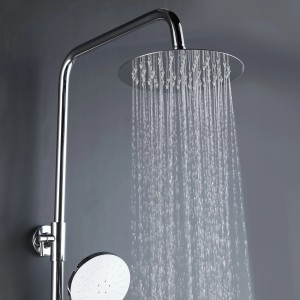 Edelstahl Duschsystem mit runder Regendusche und Handbrause im Betrieb.