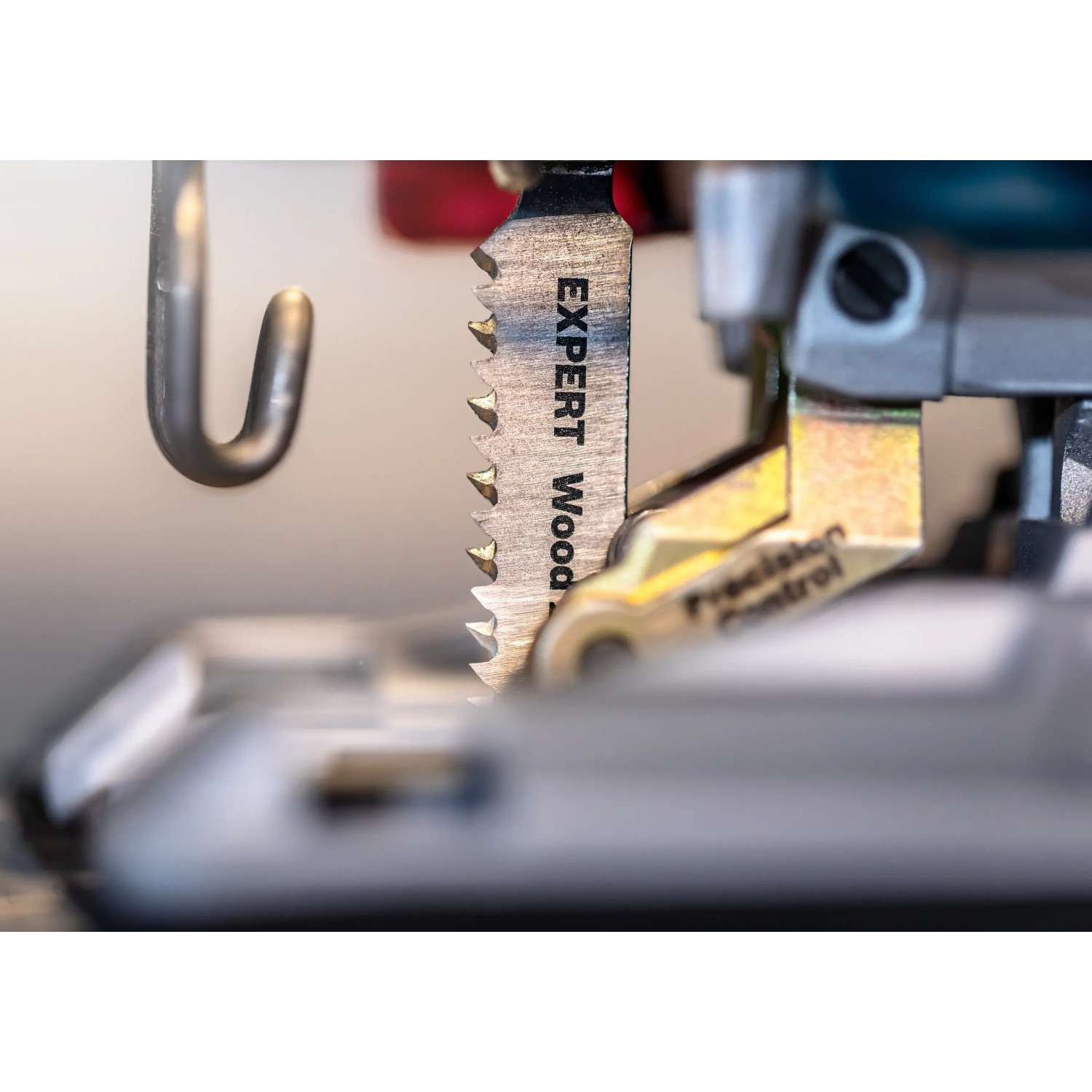Bosch Expert T308B Stichsägeblatt für Holz im Einsatz, 5er-Pack.