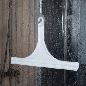 Weißer Schulte Glaswischer mit Saugnapf an einer Duschwand.