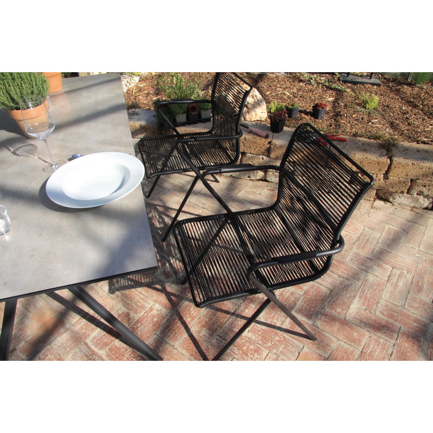 Acamp Alpha Rope Gartenstuhl Set, 4 anthrazitfarbene Stapelsessel mit modernem Seildesign.