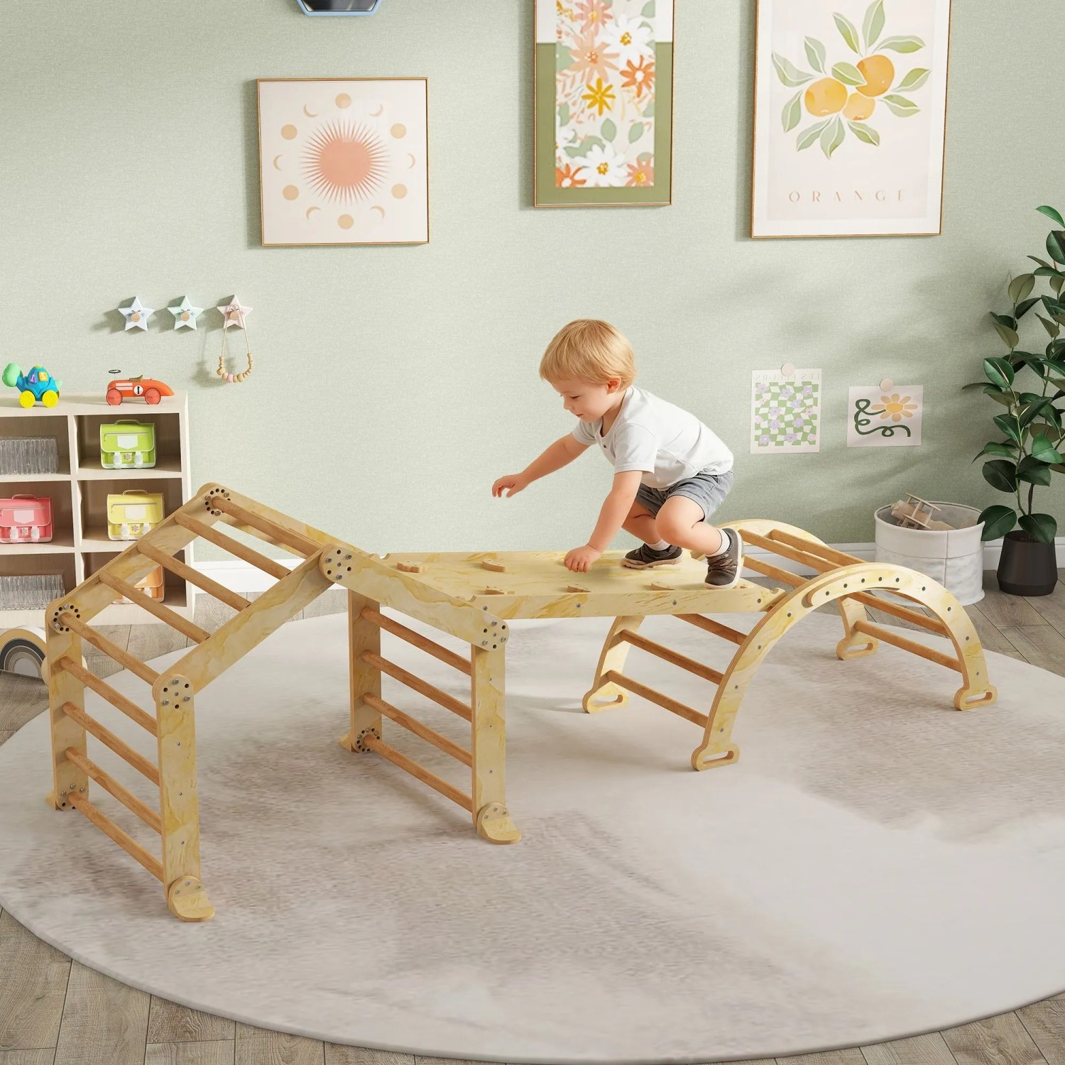 Kleinkind klettert auf hellem Holzklettergerüst mit Bogen und Plattform. Vielseitiges Indoor-Spielgerät für Kinder.