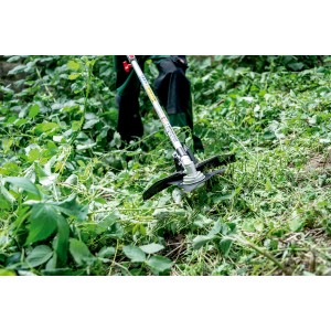 Metabo Freischneider-Aufsatz MA-FS 40 im Einsatz beim Trimmen von Gras und Gestrüpp.