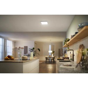 Quadratische, weiße Philips LED-Deckenleuchte Touch SceneSwitch (36 W, 2700 K) in Wohnraum.