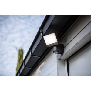 Lutec LED-Außenstrahler Sunshine mit schwenkbarem Kopf an Hauswand montiert.