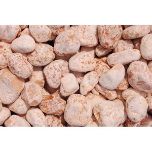 Nahaufnahme von Verona-Roten Marmorzierkieseln (40-60 mm) im Big-Bag, ideal für Garten- und Landschaftsbau.