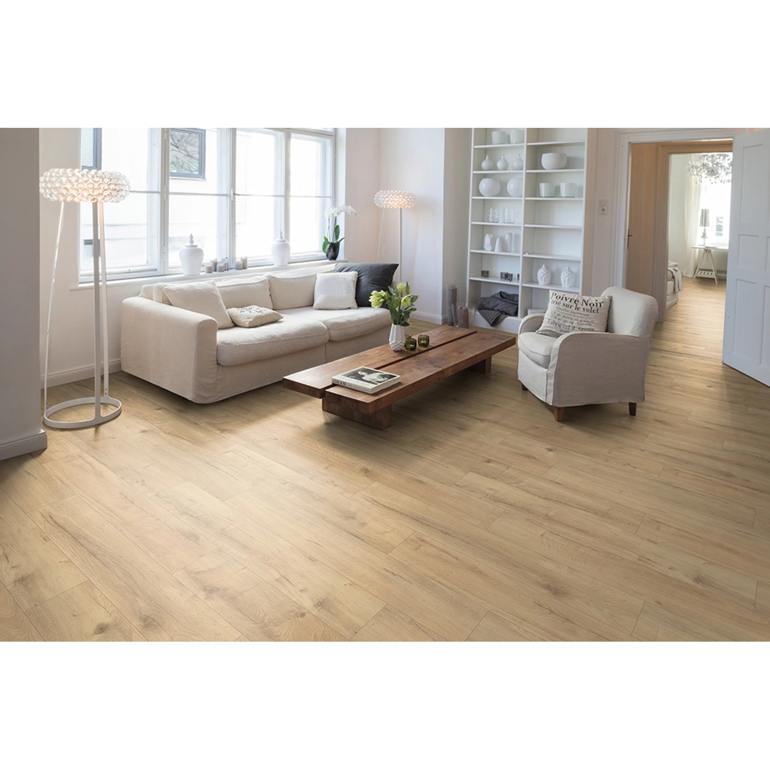Wohnraum mit Egger Classic Laminat 8 mm Eiche Loja Natur Bodenbelag.