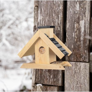 Windhager Vogelfuttersilo Finca aus hellem Holz mit Futter, montiert an einer Holzwand.