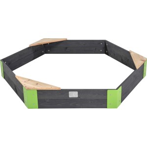 Sechseckiger, grauer EXIT Aksent Holzsandkasten (160x140cm) mit Sitzen und grünen Metallecken.