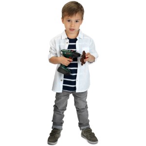 Junge mit Bosch Akkuschrauber Spielzeug und Schraube. Fördert die Motorik, für Kinder.