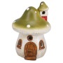 Grüner Deko-Pilz aus Terrakotta mit weißen Punkten, brauner Tür und Fenstern, integrierter LED-Beleuchtung.