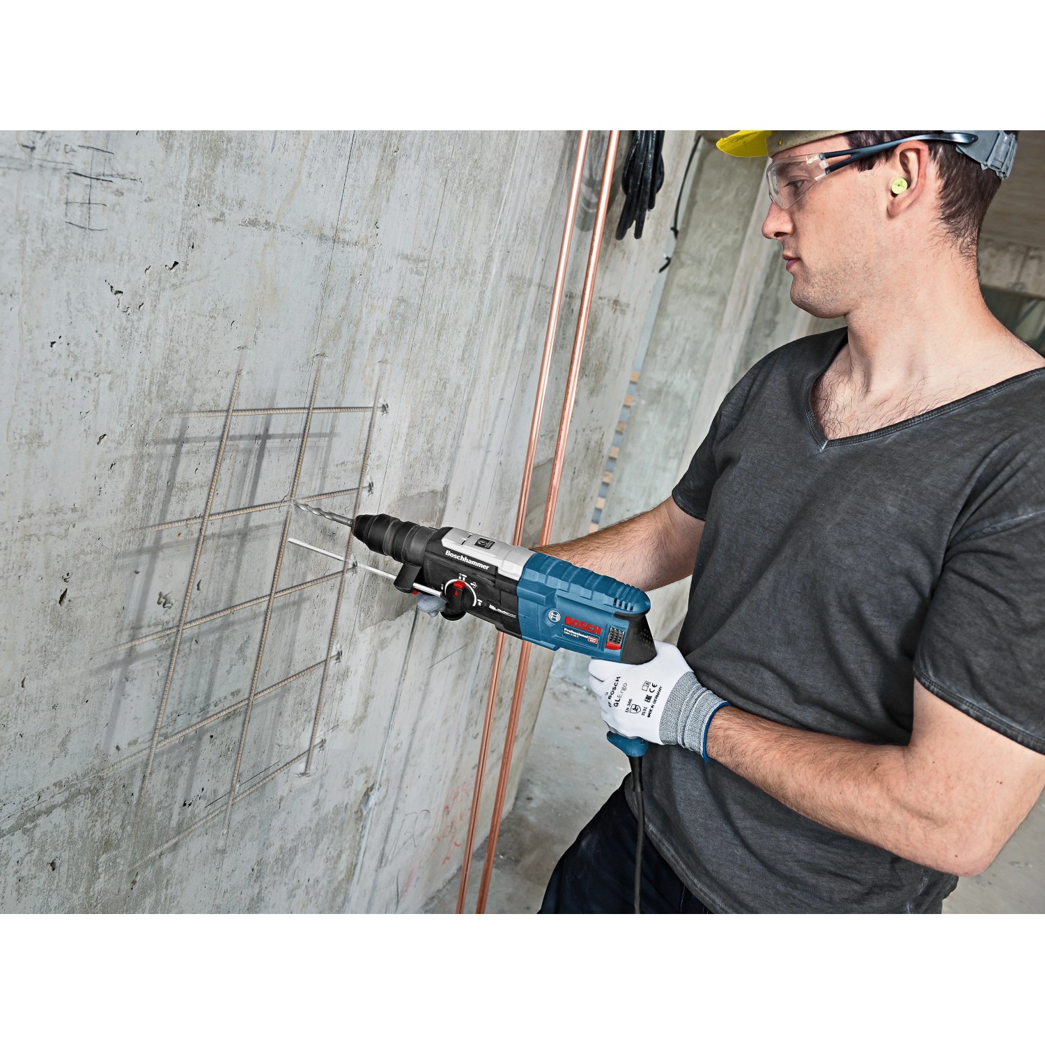 Bosch Professional GBH 2-28 F Bohrhammer in Aktion beim Bohren in Betonwand.
