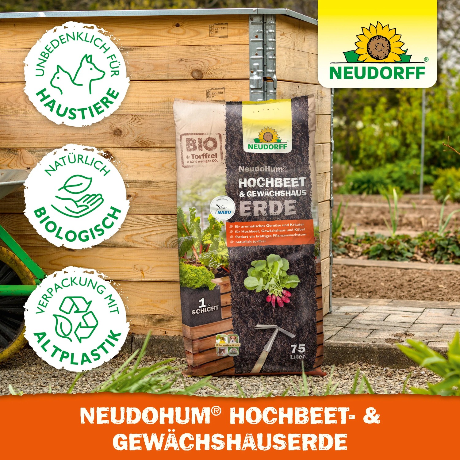 Sack Neudorff Hochbeet- und Gewächshaus Erde NeudoHum 75L vor Gartenhütte. Torffreie Erde für Gemüse und Kräuter.